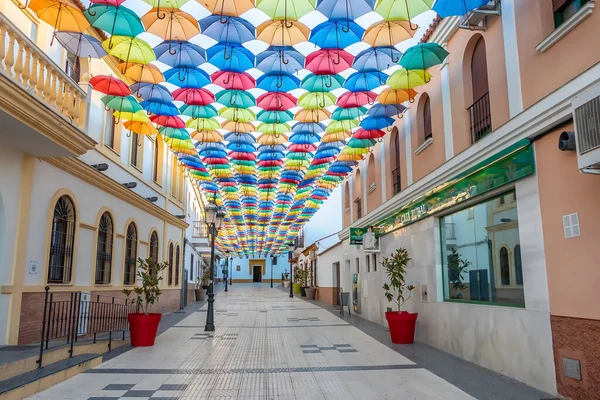 Huelva Espanja Elokuuta 2020 Taivas Täynnä Värikkäitä Sateenvarjoja Katu Sateenvarjot — kuvapankkivalokuva