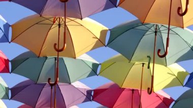 Gökyüzünde renkli şemsiyeler