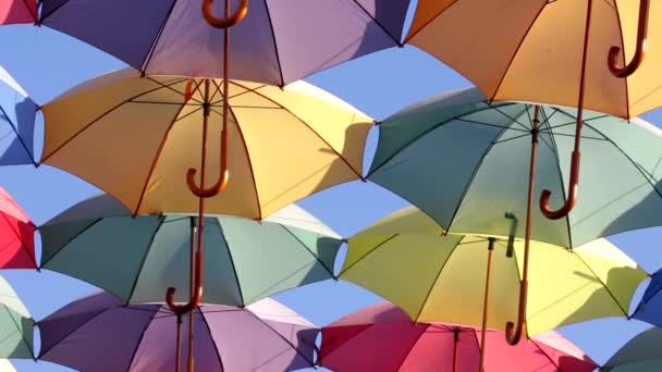 Parapluies Colorés Dans Ciel — Video