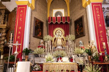 Huelva, İspanya - 15 Ağustos 2020: The Virgin of Clarines, Beas, Huelva, Endülüs, İspanya 'daki San Bartolome Apostol Kilisesi' nin mihrabında