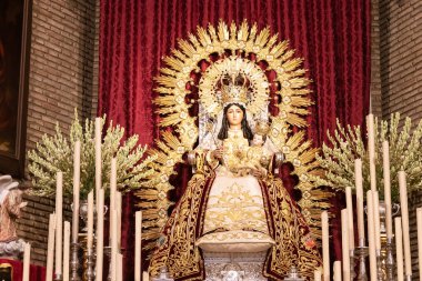 Huelva, İspanya - 15 Ağustos 2020: The Virgin of Clarines, Beas, Huelva, Endülüs, İspanya 'daki San Bartolome Apostol Kilisesi' nin mihrabında