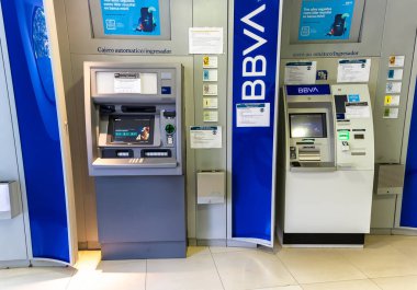 Huelva, İspanya - 16 Ağustos 2020: İspanya 'nın Huelva kentindeki Valverde del Camino kasabasında BBVA bankasının (Banco Bilbao Vizcaya Argentaria) çeşitli ATM makineleri