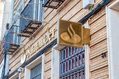 Huelva, İspanya - 16 Ağustos 2020: Valverde del Camino köyündeki Banco Santander şubesi. Avro bölgesinin en büyük bankasıdır ve dünyanın en büyük bankalarından biridir.