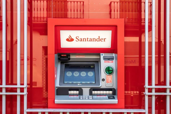 Huelva, İspanya - 16 Ağustos 2020: İspanya 'nın Huelva kentinde bulunan Valverde del Camino bankasının ATM makinesi. Avro bölgesinin en büyük bankasıdır ve dünyanın en büyük bankalarından biridir.