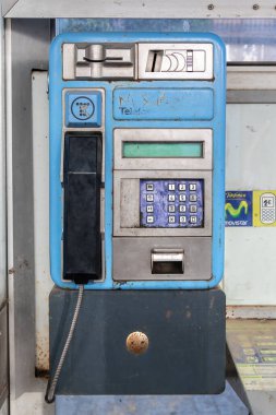 Huelva, İspanya - 16 Ağustos 2020: Telefica şirketinin Valverde del Camino kasabasındaki telefon kulübesi içindeki detaylar. İspanya 'da hala halka açık olan eski ve işe yaramaz ankesörlü telefonlardan biri.