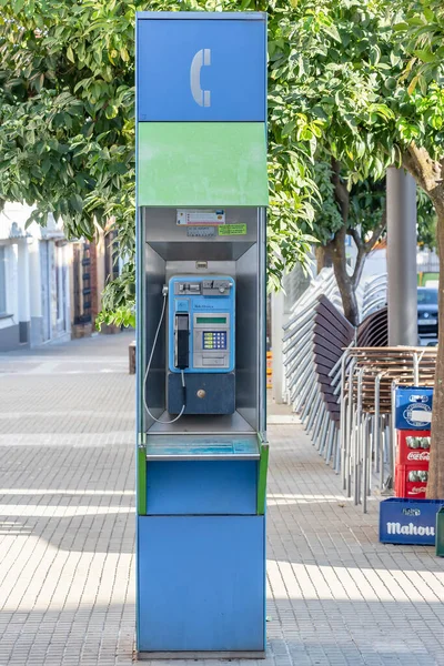 2020年8月16日スペイン ウエルバ市 町の中心部にあるTelefonica社の電話ブースPf Valverde Del Camino スペインの公共の方法で残っている古く役に立たない公衆電話の1つ — ストック写真
