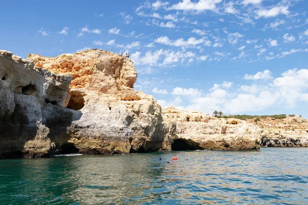Lagoa bölgesinin kayalıklarından suya atlayan ve diğerleri de tüplü dalış yapan insanların manzarası. Yüksek uçurumlardan, turkuaz sulardan ve pitoresk sahillerden oluşan kıyı şeridi.
