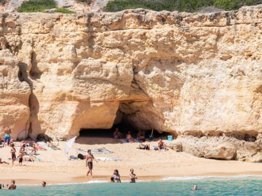 Lagoa, Portekiz - 11 Temmuz 2020: Carvoeiro sahillerinden birinin deniz manzarası. Lagoa bölgesinde yüksek uçurumlar, turkuaz sular ve pitoresk plajlardan oluşan bir kıyı şeridi vardır.. 