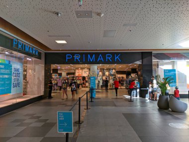 Portimao, Portekiz - 11 Temmuz 2020: Portimao, Algarve, Portekiz 'deki bir alışveriş merkezinde Primark moda perakendecisinde erişim kontrolü