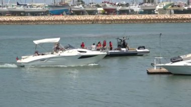 Portimao, Portekiz - 11 Temmuz 2020: Portimao, Portekiz 'deki yatlar, tekneler ve gemiler için ana demirleme. Tekneler limana girip çıkıyorlar..