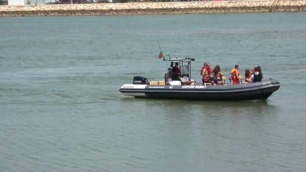 Portimao Portugal Juli 2020 Gummianka Turist Hastighet Båt Anländer Till — Stockvideo