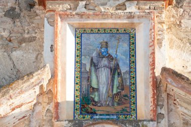 Trigueros, Huelva, İspanya - 13 Ağustos 2020: Aziz Anastasius 'un eski Santa Catalina manastırındaki fayanslar tarafından oluşturulan resmi, aslında restorasyon sırasında, İspanya' nın Huelva kentindeki Trigueros köyünde