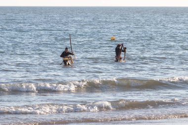 Punta Umbria, Huelva, İspanya - 31 Ağustos 2020: Huelva, Endülüs bölgesinde Punta Umbria sahilinde çalışan deniz tarağı balıkçıları