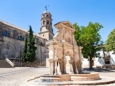 Santa Maria Pınarı 'ndan (Saint Mary Meydanı) İspanya' nın Jaen kentindeki Baeza Katedrali ile Santa Maria Çeşmesi manzarası)