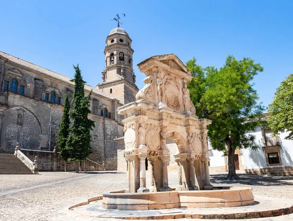 Santa Maria Pınarı 'ndan (Saint Mary Meydanı) İspanya' nın Jaen kentindeki Baeza Katedrali ile Santa Maria Çeşmesi manzarası)