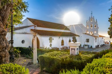 Huelva, İspanya - 8 Eylül 2020: Cennet 'teki Mabet Virgen de la Cinta manzarası, 1586' dan beri Huelva, Endülüs 'teki El Conquero tepesindeki El Conquero kilisesinden beri huelva' nın koruyucu bakiresi.