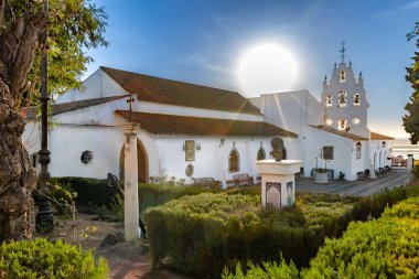 Huelva, İspanya - 8 Eylül 2020: Cennet 'teki Mabet Virgen de la Cinta manzarası, 1586' dan beri Huelva, Endülüs 'teki El Conquero tepesindeki El Conquero kilisesinden beri huelva' nın koruyucu bakiresi.