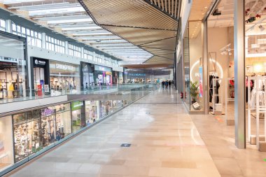 Seville, İspanya - 18 Eylül 2020: Seville 'deki Lagoh Sevilla alışveriş merkezi (Centro Comercial Lagoh Sevilla), Endülüs, İspanya 