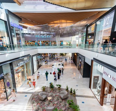 Seville, İspanya - 18 Eylül 2020: Seville 'deki Lagoh Sevilla alışveriş merkezi (Centro Comercial Lagoh Sevilla), Endülüs, İspanya 