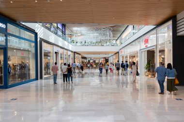 Seville, İspanya - 18 Eylül 2020: Koronavirüs covid-19 nedeniyle insanlar Lagoh Sevilla alışveriş merkezinde koruyucu yüz maskeleri takıyorlar. Centro Comercial Lagoh Sevilla, Endülüs, İspanya 