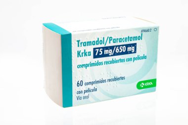 Huelva, İspanya-23 Eylül 2020: Krka Pharma 'dan bir kutu Tramadol hidroklorür ve Parasetamol. Bu ilaç orta ve şiddetli ağrının semptomatik tedavisi için kullanılır..