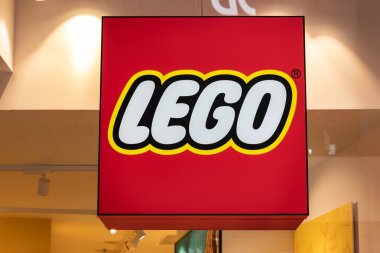 Seville, İspanya - 18 Eylül 2020: LEGO mağazasının Seville 'deki Lagoh Sevilla alışveriş merkezindeki girişi (Centro Comercial Lagoh Sevilla), Endülüs, İspanya 