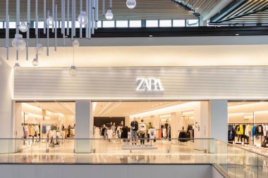 Seville, İspanya - 18 Eylül 2020: Lagoh Sevilla alışveriş merkezinde ZARA mağazası. İspanyol giyim perakendecisi hızlı moda, giysi, aksesuar, ayakkabı, mayo, güzellik ve parfüm konusunda uzmandır.