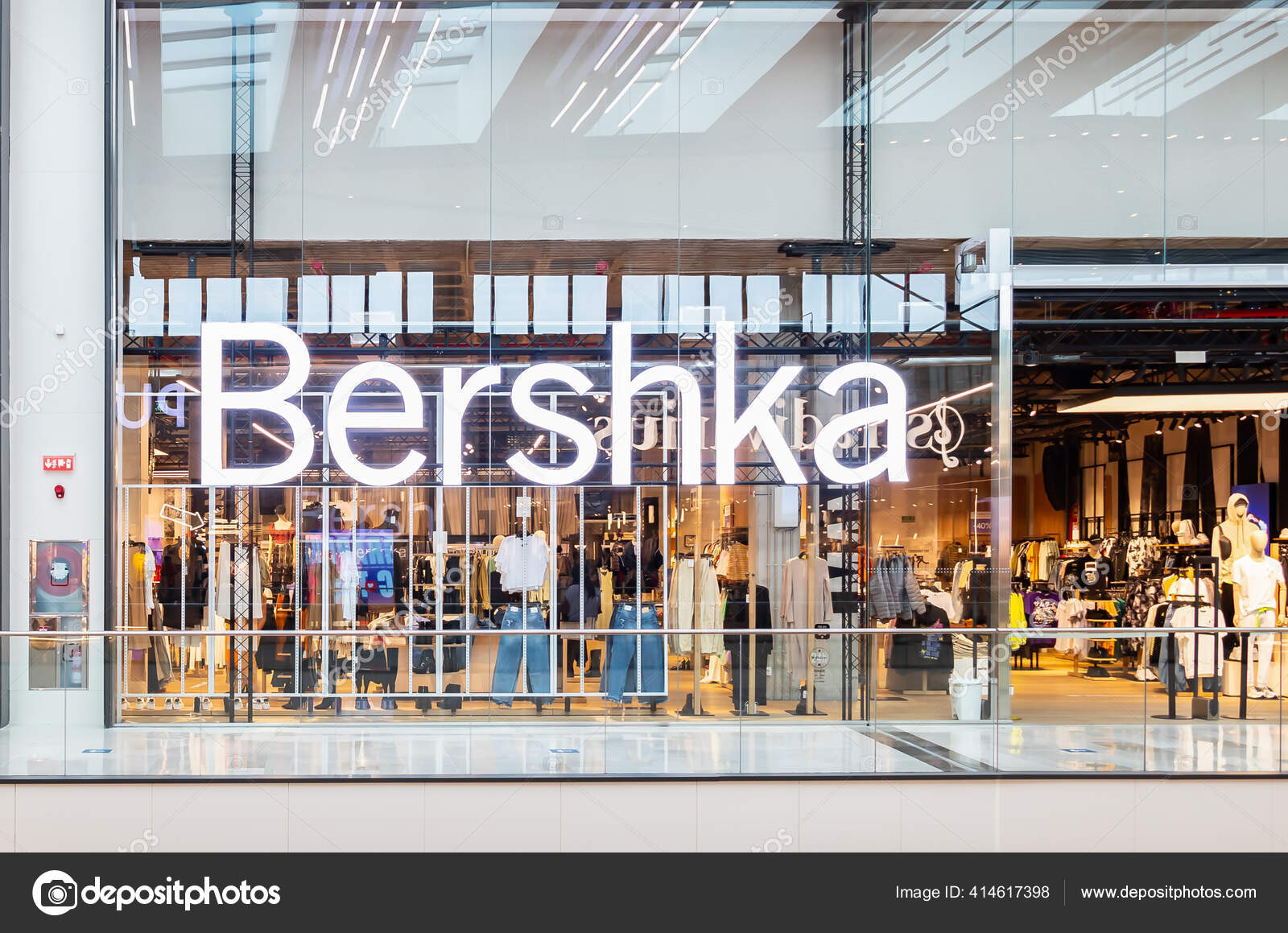 Bershka store fotos de stock, imágenes de Bershka store sin royalties |  Depositphotos