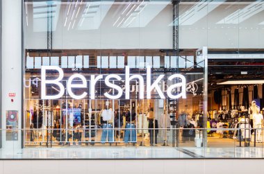 Seville, İspanya - 18 Eylül 2020: Lagoh Sevilla Alışveriş Merkezi 'ndeki Bershka moda mağazası. Bir giyim perakendecisi şirketi ve İspanyol Inditex grubunun bir parçası.