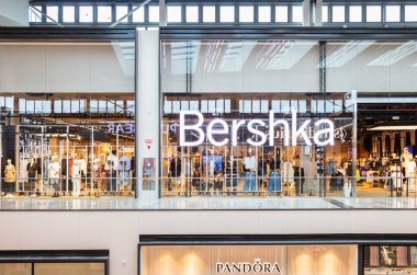 Seville, İspanya - 18 Eylül 2020: Lagoh Sevilla Alışveriş Merkezi 'ndeki Bershka moda mağazası. Bir giyim perakendecisi şirketi ve İspanyol Inditex grubunun bir parçası.