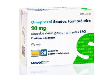 Huelva, İspanya-9 Ekim 2020: Sandoz Eczacılık 'tan İspanyol Omeprazole kutusu. Mide ve yemek borusu sorunlarını (asit reflüsü, ülser gibi) tedavi etmek için kullanılır. Mide ekşimesine iyi gelir.