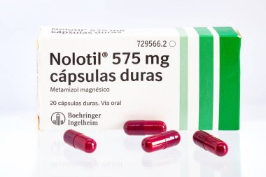 Huelva, İspanya-9 Ekim 2020: Boehringer Ingelheim 'dan İspanyol Metamizol Markası Nolotil. Ağrı kesici, spazm giderici ve ateş. Ayrıca iltihap önleyici etkileri de var.. 
