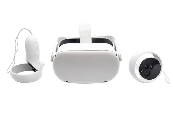 Huelva, İspanya - 13 Ekim 2020: Oculus Quest 2, VR 'nin bir sonraki nesli. Yeniden dizayn edilmiş bir form faktörü, yeni dokunmatik kontrolörleri ve şimdiye kadarki en yüksek çözünürlüklü ekran