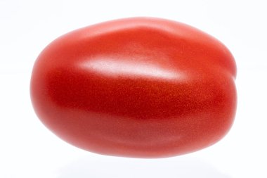 Taze kırmızı armut domates, beyaz arka planda mini domates.. 