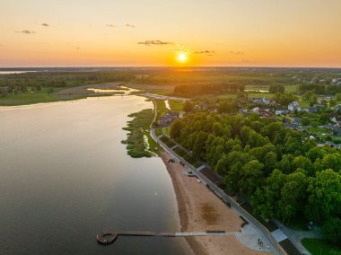 Günbatımında Vru, Estonya 'nın havadan görünüşü, sakin Tamula Gölü ve çevresindeki kasaba manzarası. Doğa, seyahat ya da şehir manzarası temaları için mükemmel. Huzurlu, manzaralı kırsal bölgeler..