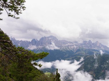 Güney Tyrol 'daki Rosengarten Dağları' nın manzarası harika. Yüksek kalite fotoğraf