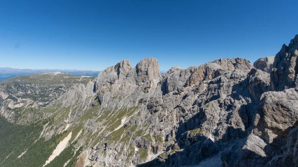 Dolomitlerde gezinti - Güney Tyrol Alto Adige 2025 'te güzel bir yürüyüş. Yüksek kalite fotoğraf