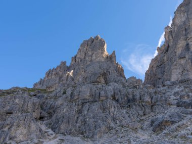 Hirzelsteig 2025 'te Büyük Rosengarten' de yürüyüş. Kısmen güneş, kalın bulutlar. Yüksek kalite fotoğraf
