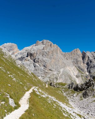 Dolomitlerde gezinti - Güney Tyrol Alto Adige 2025 'te güzel bir yürüyüş. Yüksek kalite fotoğraf