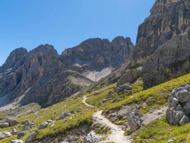 Dolomitlerde gezinti - Güney Tyrol Alto Adige 2025 'te güzel bir yürüyüş. Yüksek kalite fotoğraf