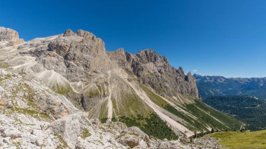 Dolomitlerde gezinti - Güney Tyrol Alto Adige 2025 'te güzel bir yürüyüş. Yüksek kalite fotoğraf