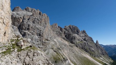 Dolomitlerde gezinti - Güney Tyrol Alto Adige 2025 'te güzel bir yürüyüş. Yüksek kalite fotoğraf