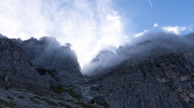 Hirzelsteig 2025 'te Büyük Rosengarten' de yürüyüş. Kısmen güneş, kalın bulutlar. Yüksek kalite fotoğraf