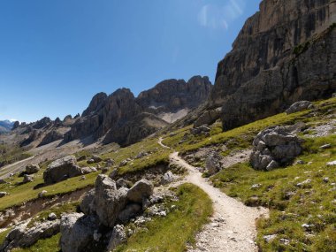 Dolomitlerde gezinti - Güney Tyrol Alto Adige 2025 'te güzel bir yürüyüş. Yüksek kalite fotoğraf