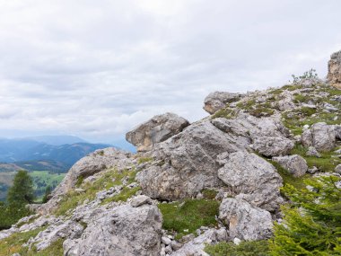 Hirzelsteig 2025 'te Büyük Rosengarten' de yürüyüş. Kısmen güneş, kalın bulutlar. Yüksek kalite fotoğraf