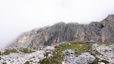 Hirzelsteig 2025 'te Büyük Rosengarten' de yürüyüş. Kısmen güneş, kalın bulutlar. Yüksek kalite fotoğraf