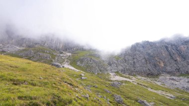 Hirzelsteig 2025 'te Büyük Rosengarten' de yürüyüş. Kısmen güneş, kalın bulutlar. Yüksek kalite fotoğraf