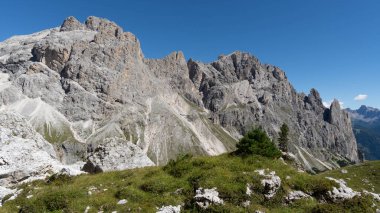 Dolomitlerde gezinti - Güney Tyrol Alto Adige 2025 'te güzel bir yürüyüş. Yüksek kalite fotoğraf