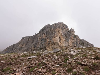 Hirzelsteig 2025 'te Büyük Rosengarten' de yürüyüş. Kısmen güneş, kalın bulutlar. Yüksek kalite fotoğraf