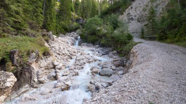 Hirzelsteig 'deki Büyük Rosengarten' de Foggy Hiking. Yüksek kalite fotoğraf